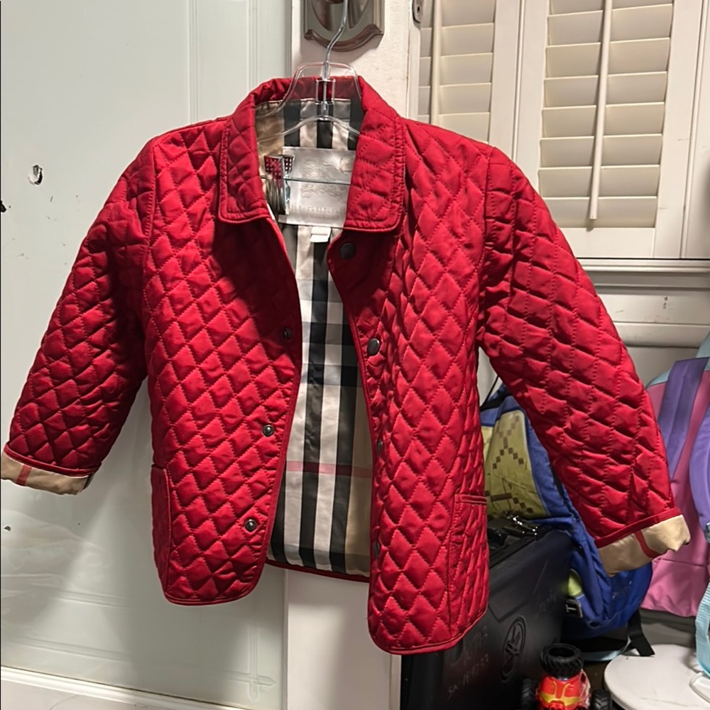Burberry Red Puffer Jacket with Quilted Texture and Stylish Lining